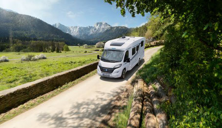 Knaus Wohnmobil in weiß in einer Berglandschaft 2025