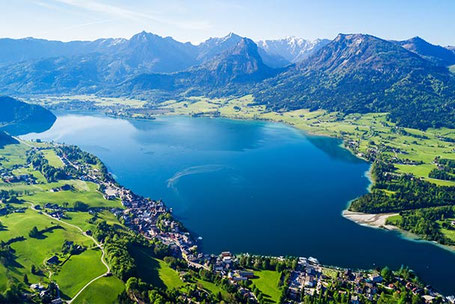 Blick vom Hang auf den Wolfgangsee Berge im Hintergrund Österreich 2026