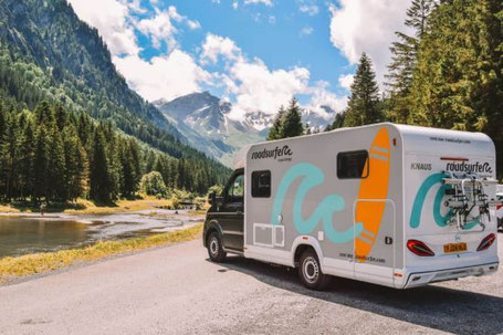 Teilintegriertes Wohnmobil von roadsurfer steht an einem See 2026
