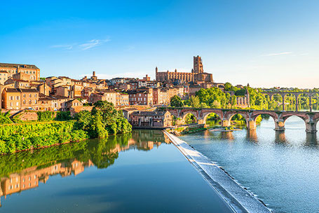 Fluss durch eine Stadt in Frankreich im Sommer mit römischer Brücke 2025