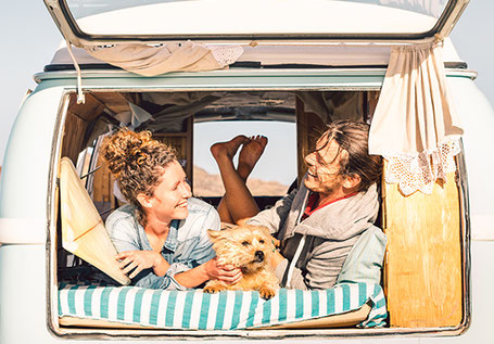 Paar mit Hund im Heck im Camper 2026