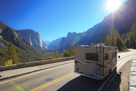 Wohnmobil auf Straße in den Bergen im Yosemite National Park 2026