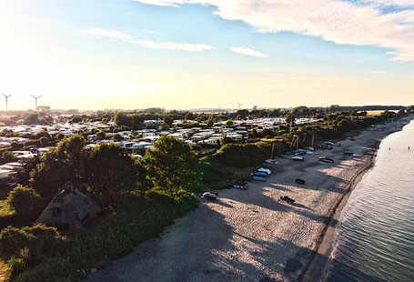 Ostseeküste von oben mit Campingplatz 2026