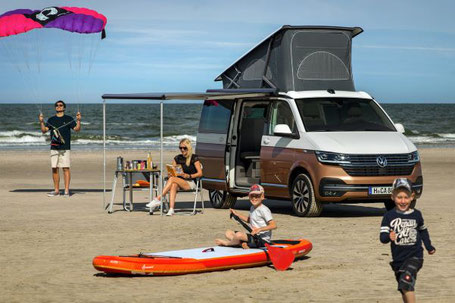 VW California T6.1 am Strand mit Familie beim Sport machen 2026