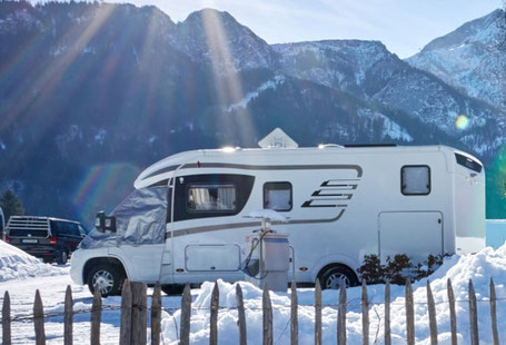 Wintercamping Camping Resort Zugspitze im Schnee