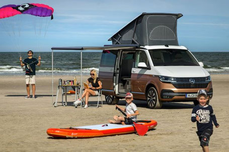 VW T6.1 California am Strand mit der ganzen Familie und ausgefahrener Markise 2026