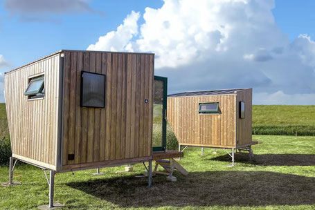 Zwei moderne Tiny Houses auf Wiese bei Cuxhaven 2026