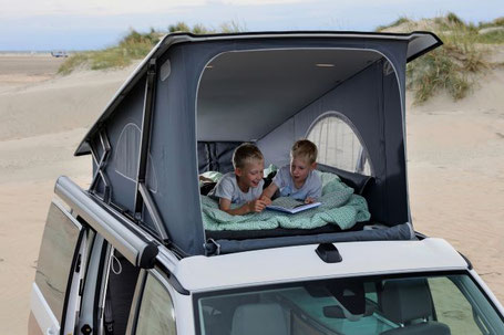 VW California Aufstelldach mit zwei Kindern am Strand 2026