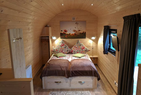 Gemütliche Inneneinrichtung aus Holz von einem Tiny House 2026