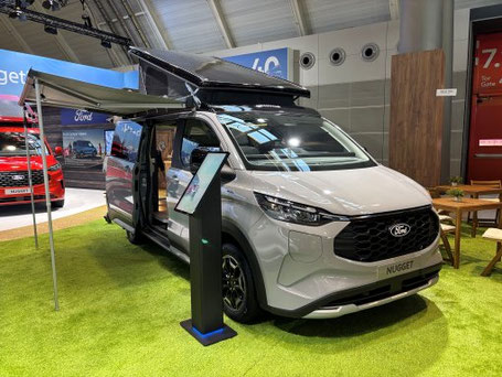 Ford Nugget Camper Van mit Aufstelldach und ausgefahrener Markise in rot 2026