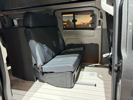 Ford Nugget Sitzbereich Caravan Salon | BetterCamping 2025
