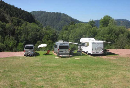 Naturcamping 2026 Stellplatz am Naturweiher Camper vor Schwarzwald