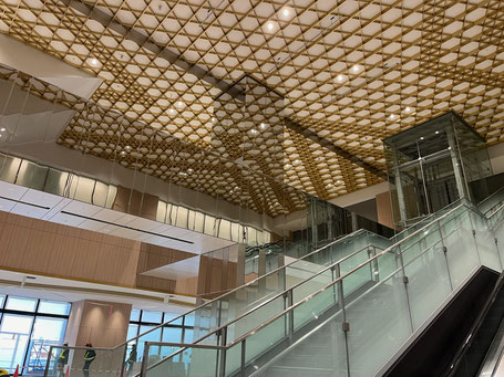 新潟駅天井に施工された幾何学模様デザインの美しい金物
