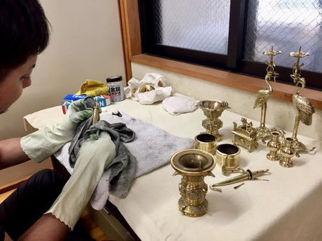 福田仏壇店｜仏具のお磨きの様子
