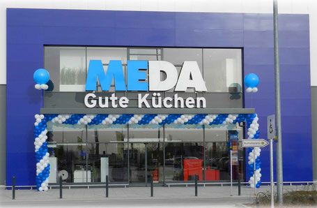 Luftballon Ballon Bogen Dekoration Firmenevent Neueröffnung MEDA Küchen Würzburg neben IKEA