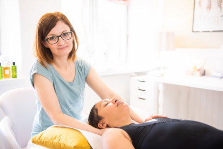 Physiotherapeutin Petra Punz behandelt Nackenschmerzen in ihrer Praxis in Weiz 