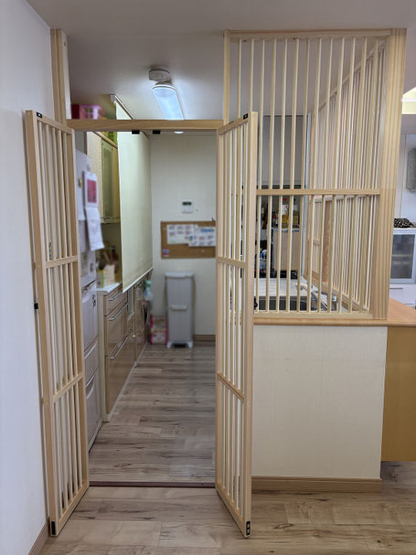 キッチン出入口両開き戸の画像