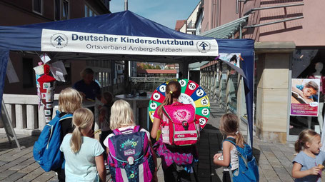 Das Glücksrad an unserem Info-Stand auf der Krambrücke zog am Weltkindertag viele Schülerinnen und Schüler an.