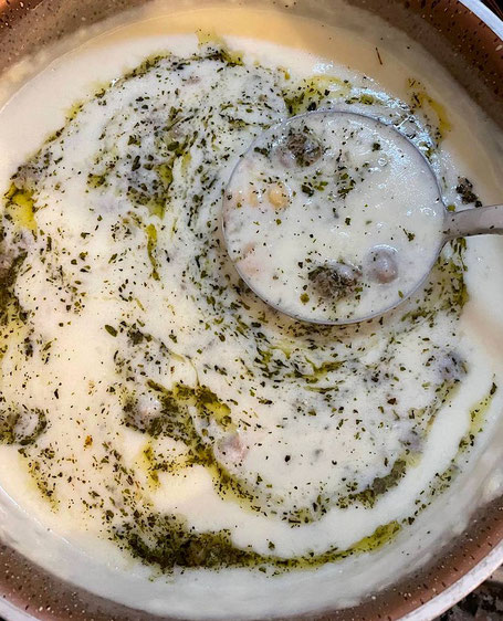 türkische Joghurtsuppe mit Kichererbsen (Lebeniye Corbasi)