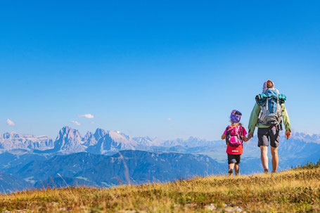 Wander-Familienurlaub in den Bergen richtig absichern gegen Notfälle und Bergrettung