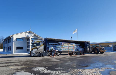 Blockhaus  - Bausatzlieferung -  Laden der Lieferung in Finnland  -  Holzbausatz  