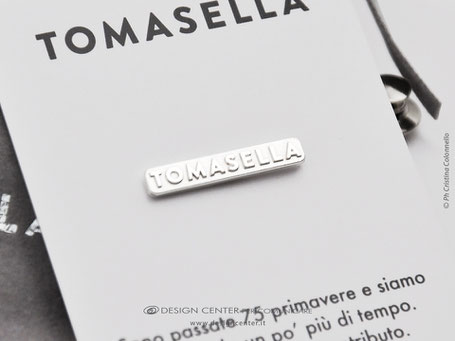 Spilla in argento raffisurante la scritta-logo ad altorilievo lucido e fondo satinato - argento 925