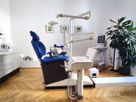 roßes, helles Behandlungszimmer der Zahnarztpraxis Doumit in Berlin-Friedenau mit Intraoralscanner für schmerzfreie, präzise Abdrücke für perfekte Ergebnisse.