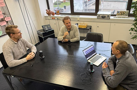 Jan Bilstein und Gregor Peter im Gespräch mit Dennis Schlömer (v.l.n.r.)