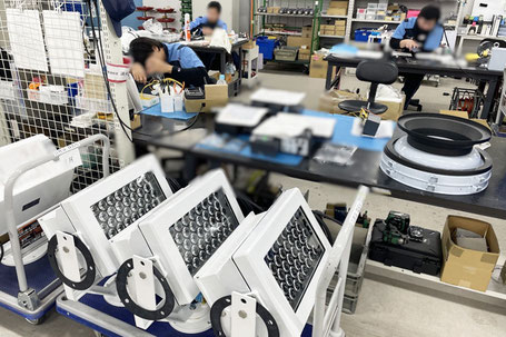 製品（サーチライト）と作業の様子