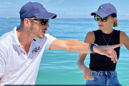 Instruktor und Teilnehmerin bei HOZ HOCHSEEZENTRUM™ – praxisnahes Skippertraining auf dem Bodensee bei bestem Wetter.