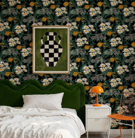 Un décor mural végétal et fleuri accompagne parfaitement le mobilier déco vintage de ce salon dans votre maison de caractère près de Nantes, Sautron, St Nazaire