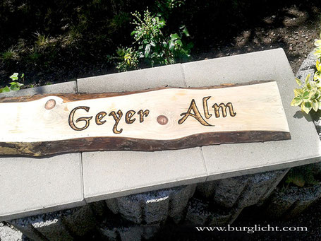 Brandmalerei auf Holz, 100cm x 25cm, Schriftzug mit Schattierungen.