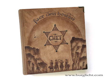 Abschiedsgeschenk Chef, Lederalbum, Hardcover mit Flachrelief, Lederbranding und Beschlägen.