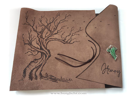 Lederalbum, 35cm x 35cm, 100 Seiten, Softcover, Überschlag Zuschnitt S-Form, Brandmalerei Name, Baum und Blätter, kurzer Buchverschluss mit Elbenblatt und Lederband mit Holzperlen..