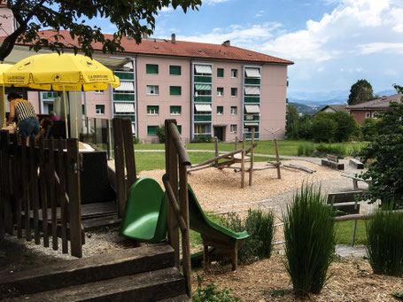 Terrasse mit Blick auf den Spielplatz