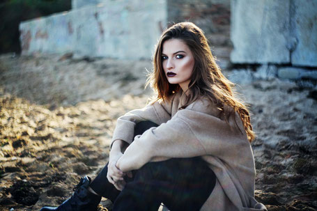 Over Size Pullover in beige mit Boots und schwarzer Hose macht den perfekten Urban Look.