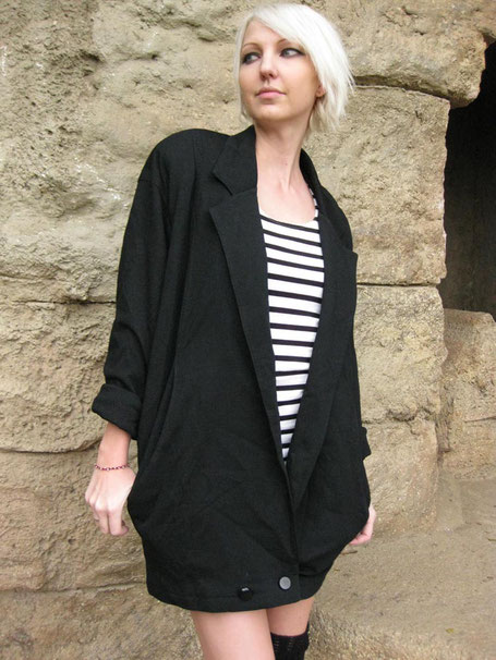Falls dir ein All Over Karomuster Outfit etwas zu gewagt ist gibt’s das Ganze auch in schlichtem Schwarz.