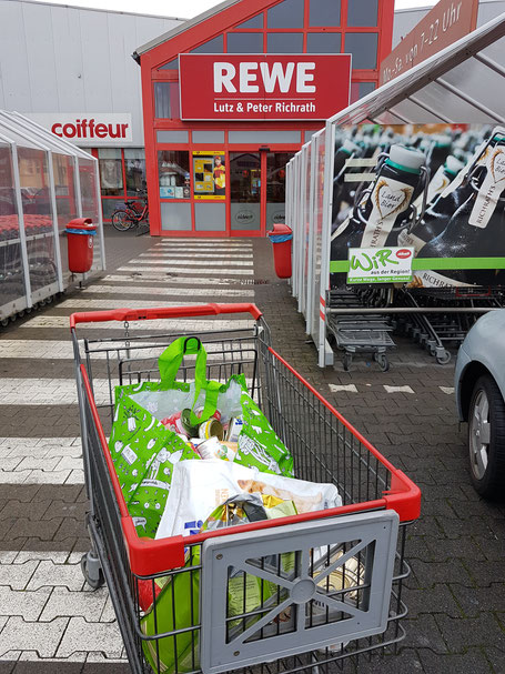 Leerung der Futterbox beim REWE im Quadra-Park