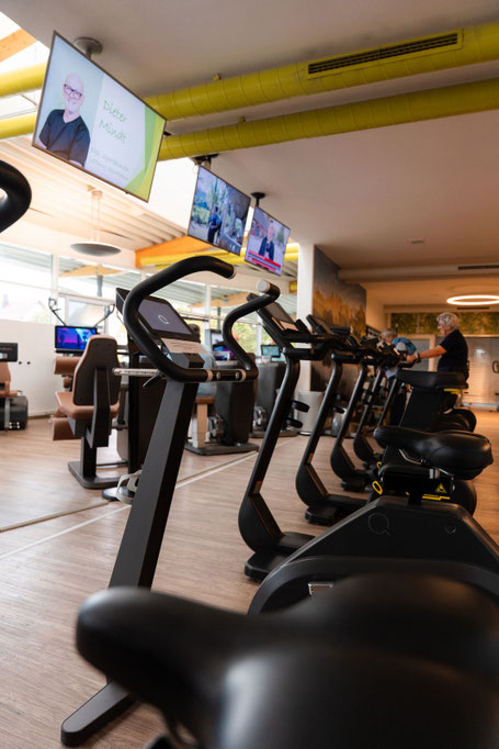 Fitness-Bereich mit Trainingsgeräten wie Ergometer 