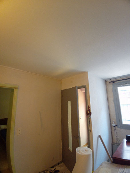 Plafond à Béziers repris après un dégât des eaux : grattage des parties abîmées, rebouchage des fissures, ponçage et application de trois couches de peinture pour un rendu propre et uniforme