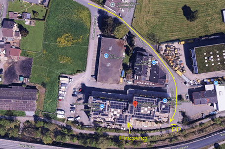 Luftaufnahme des alesafashion Standorts in Kriens mit markierten Kundenparkplätzen und Eingang