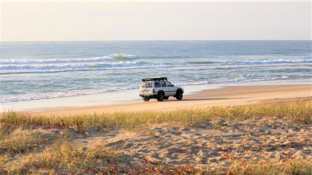 Australien Rundreise Ostküste: Im Geländewagen am Strand von Fraser Island