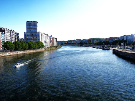 Tagesausflug Lüttich Tipps: Die Maas fließt mitten durch Lüttich