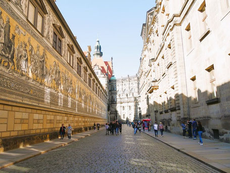 Dresden Geheimtipps & Reisetipps: Fürstenzug mit Hofkirche 