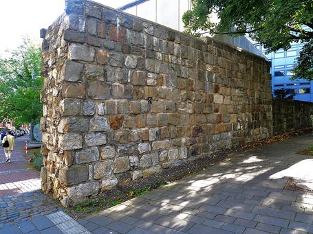 Top 10 Sehenswürdigkeiten Aachen: Reste der "Barbarossa-Mauer"