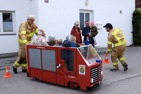 Markus beim Tag der offenen Tore 2017 mit seinem selbst gebauten und funktionstüchtigen Feuerwehrfahrzeug