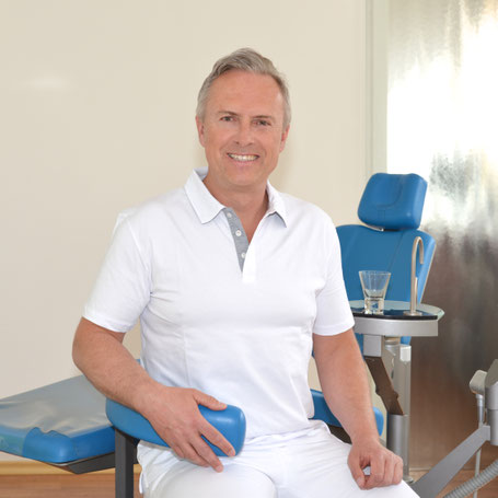 Der Kieferorthopäde in Gröbenzell, Dr. Richard Wiesner, in seiner modernen Praxis für Kieferorthopädie Gröbenzell.