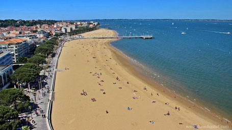 La spiaggia principale con il pontile