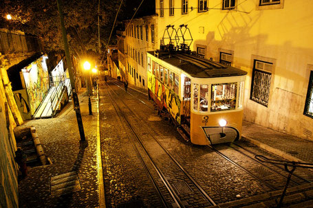Tram in Lissabon bei Nacht in einer steilen, schmalen Straße ©My own Travel