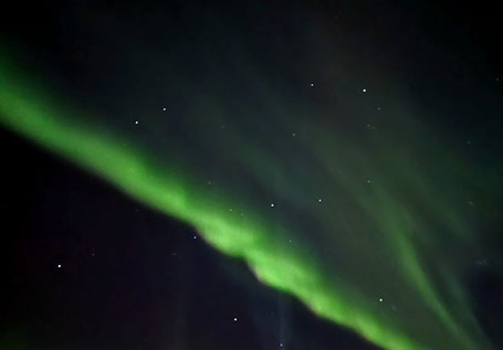 grüner Streifen Polarlicht mit Sternen am dunklen Himmel ©My own Travel